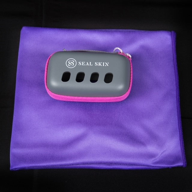 SPORTS TOWEL WITH CARRY CASE